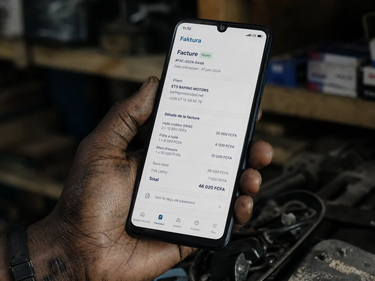 Smartphone affichant Faktura dans un atelier